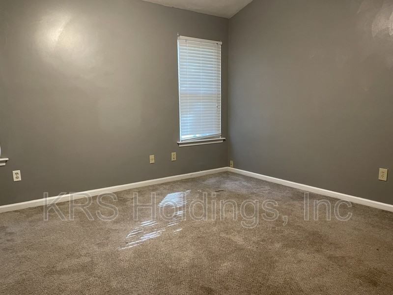 226 Locust St - Photo 7 of 10