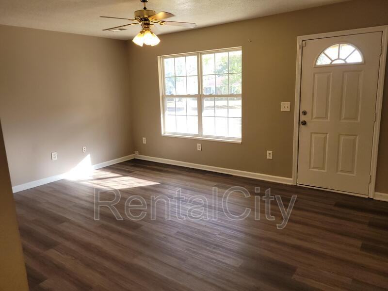 2711 Hillside Dr - Photo 2 of 13