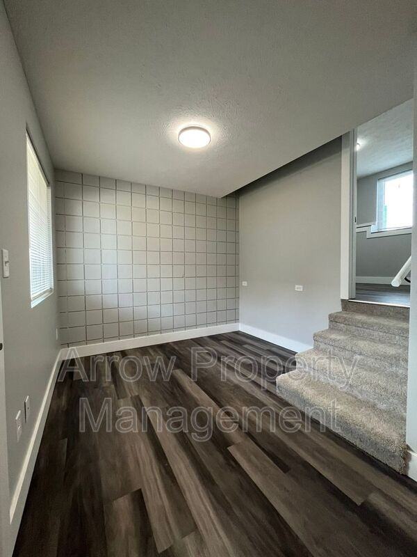 877 N 26th St #13 - Photo 3 of 9