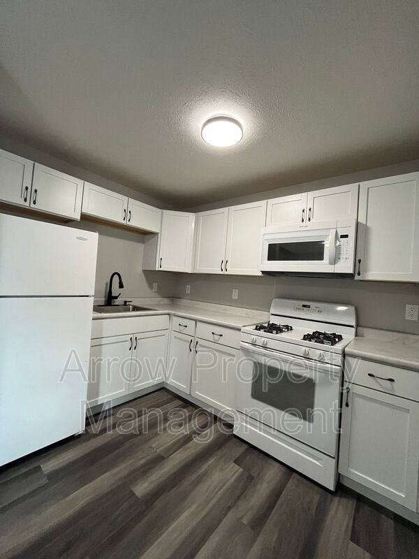 877 N 26th St #13 - Photo 4 of 9