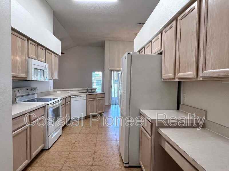 9007 Westbay Blvd - Photo 3 of 39