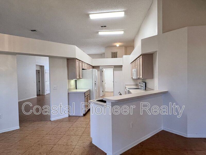 9007 Westbay Blvd - Photo 4 of 39