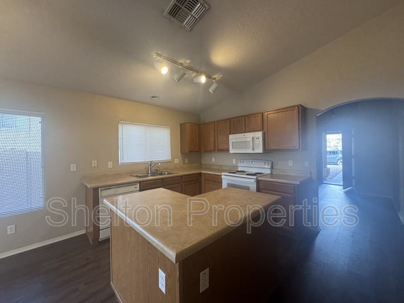 22661 W Mesquite Dr - Photo 2 of 14