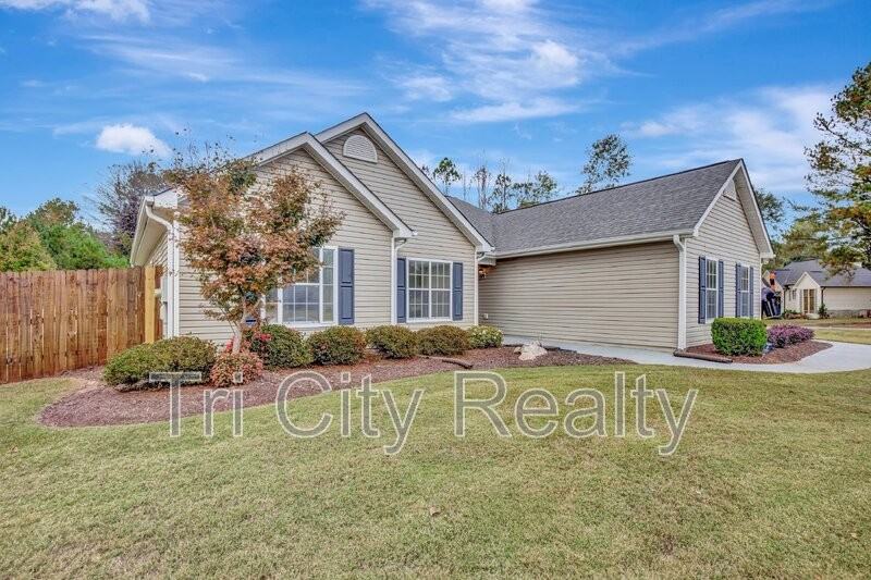 116 Suwanee Ct - Photo 2 of 50