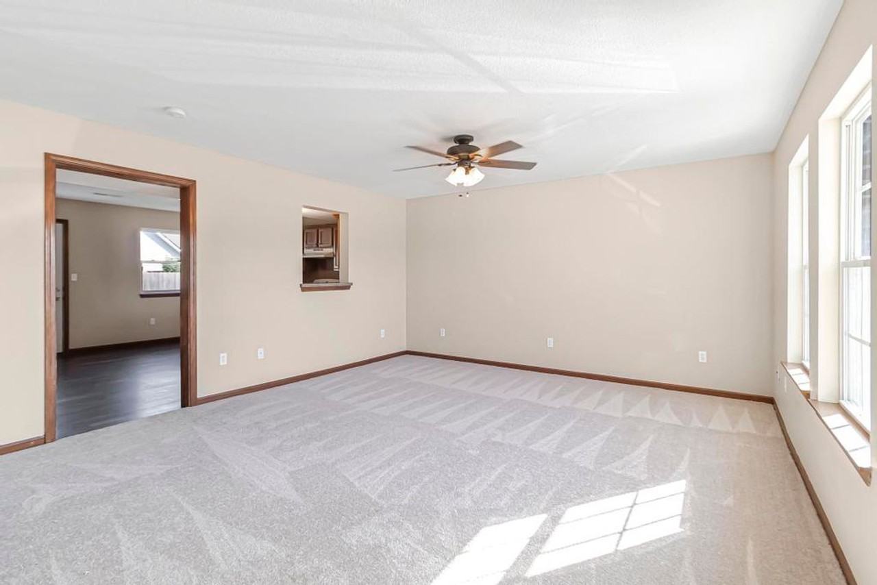 1011 Higgins St - Photo 2 of 21