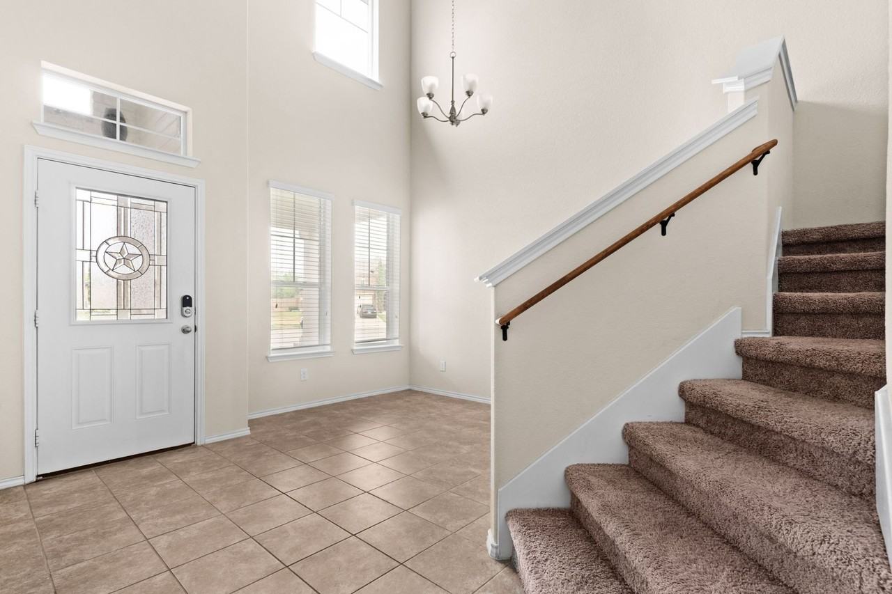 9406 Glynhill Ct - Photo 4 of 13