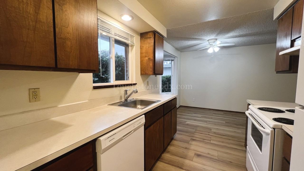 1403 Se 130th Ave - Photo 4 of 27