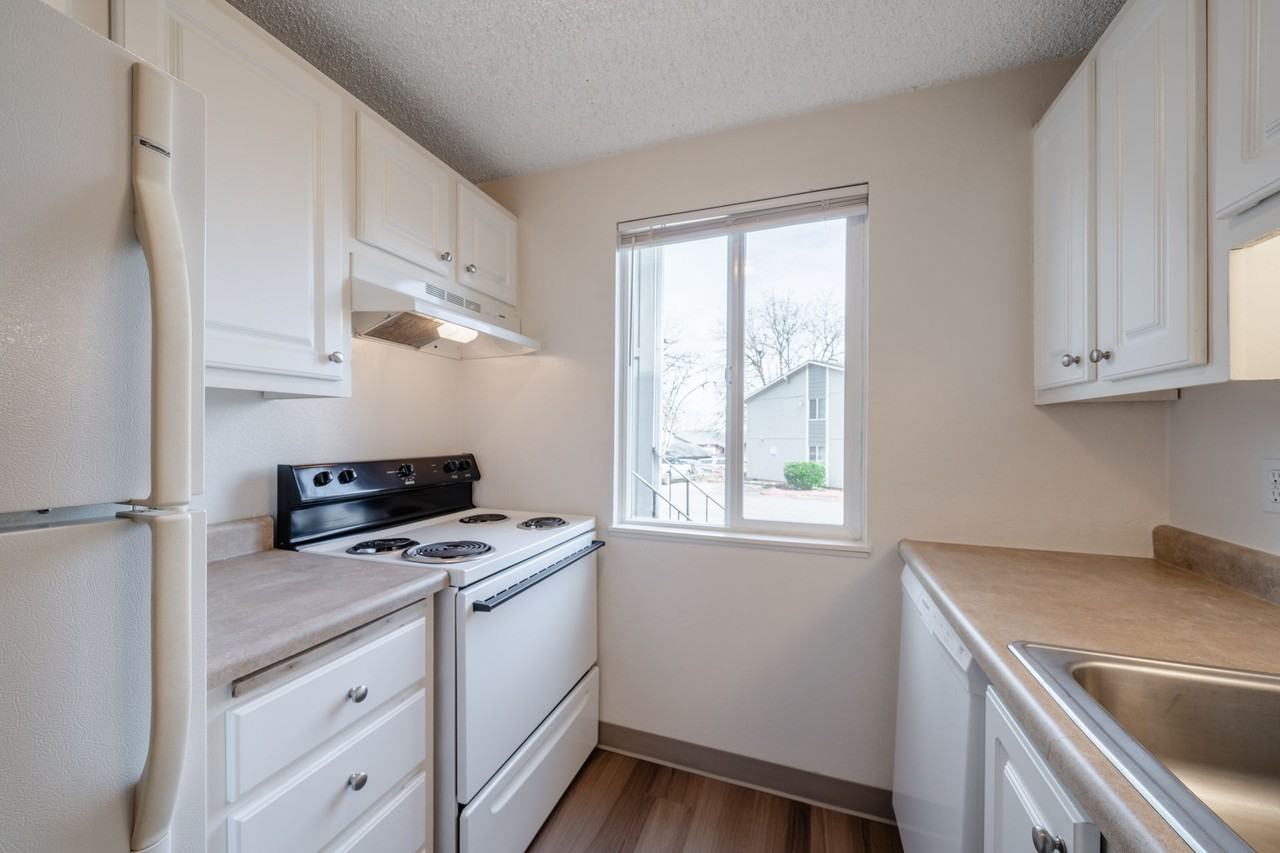 8748 North Columbia Boulevard - Photo 6 of 38