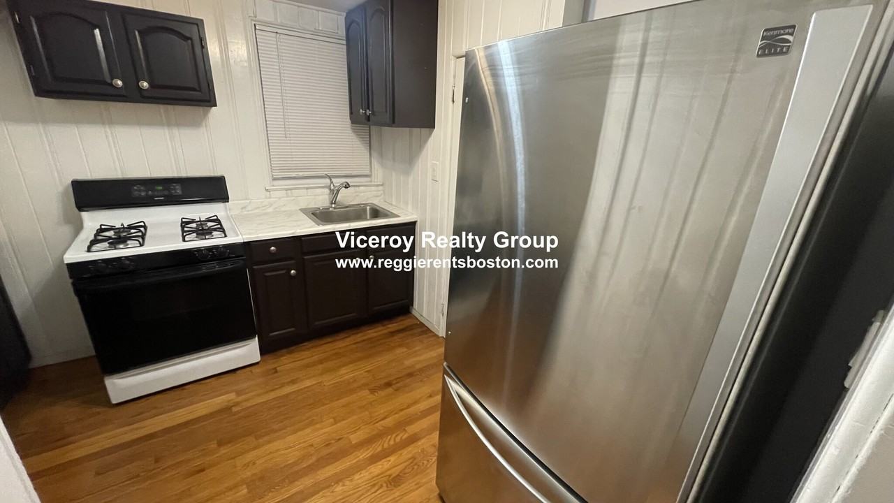 18 Maxwell St #3 - Photo 3 of 13