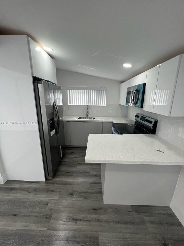 631 Southeast 2nd Place - Photo 3 of 7