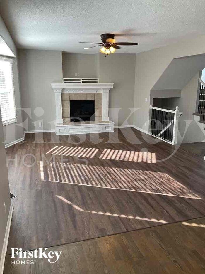 18427 W 154th Ter - Photo 2 of 10