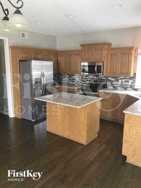 18427 W 154th Ter - Photo 3 of 10