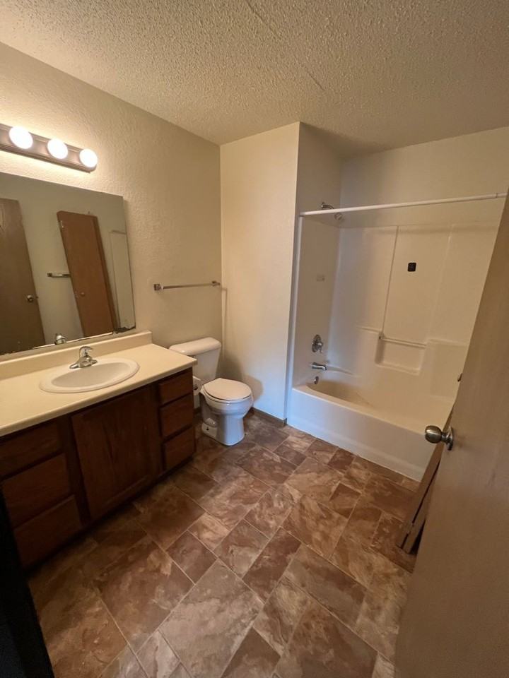 Park Apartments - Photo 6 of 12