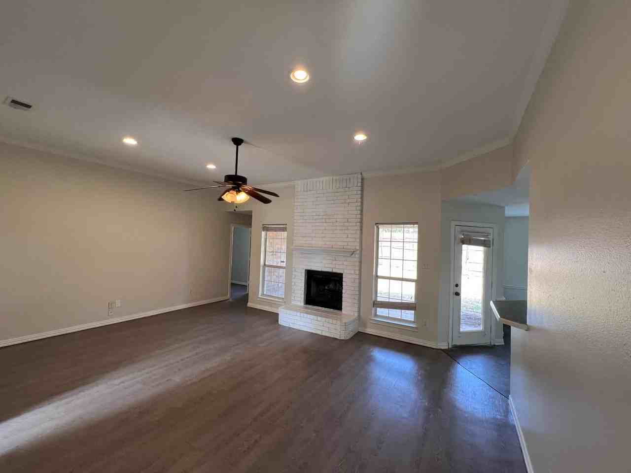 1116 Oak Grove Ln - Photo 4 of 14