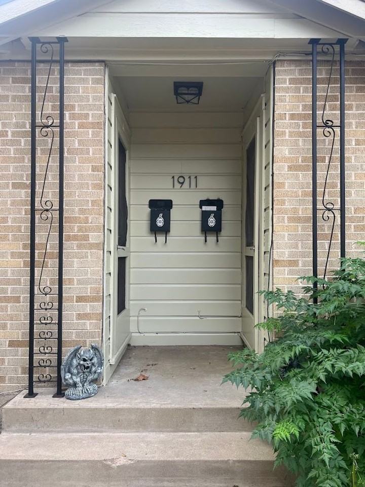 1911 W 38th St - Photo 3 of 28