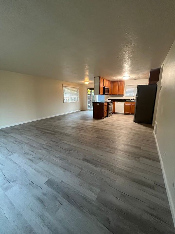 1033 F St - Photo 2 of 21