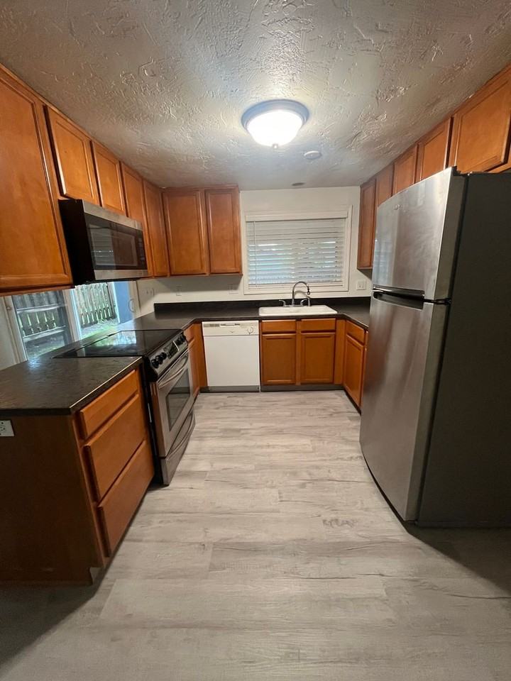 1033 F St - Photo 3 of 21