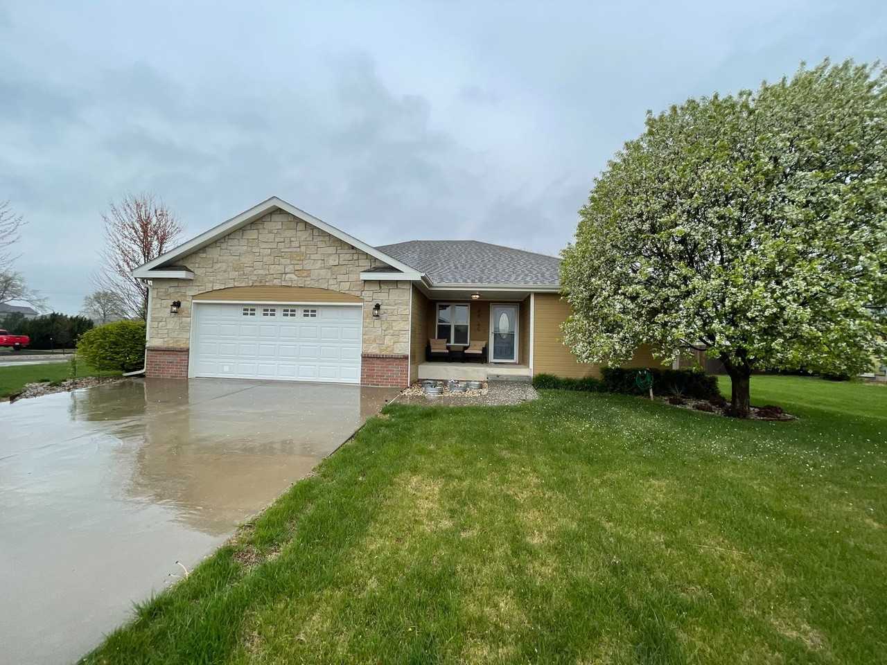 4440 Periwinkle Dr - Photo 2 of 36