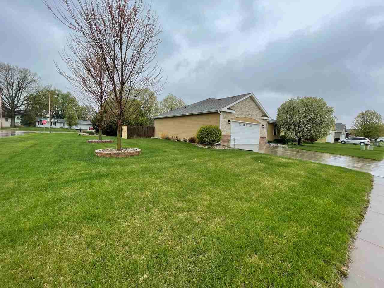 4440 Periwinkle Dr - Photo 3 of 36