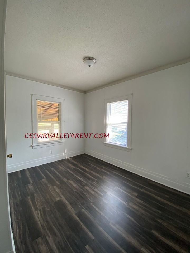 905 Baltimore St - Photo 3 of 12