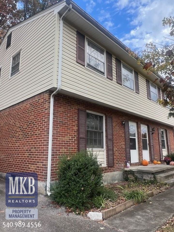 2427 Brambleton Ave Sw - Photo 2 of 14