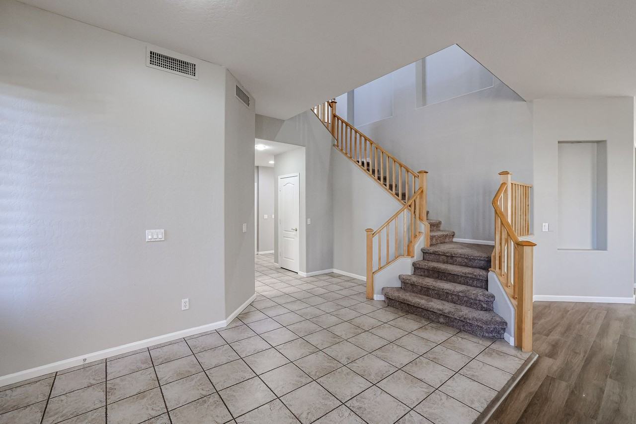 460 N Mammoth Way - Photo 5 of 50