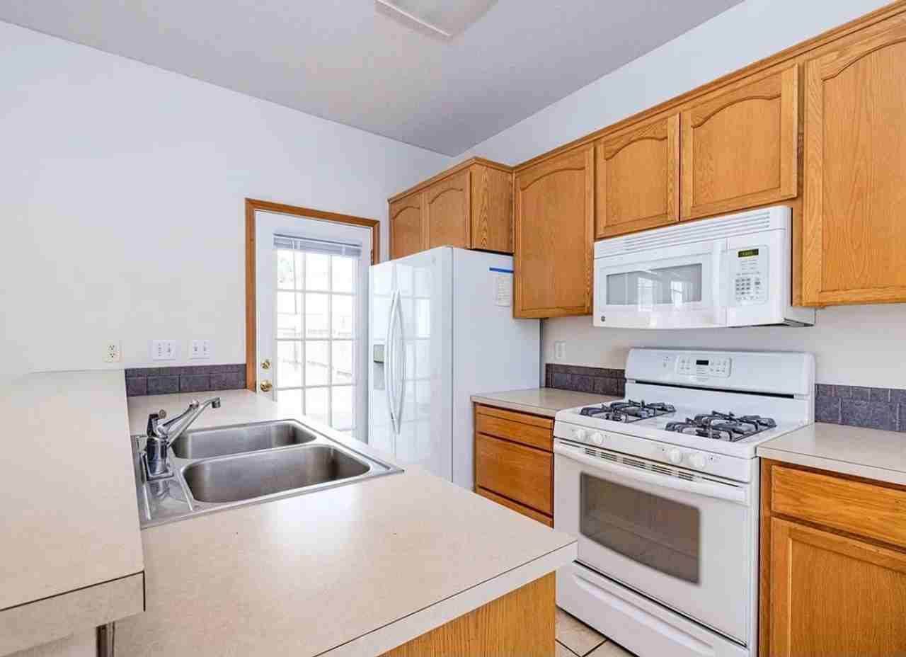 1120 Elm St - Photo 4 of 15