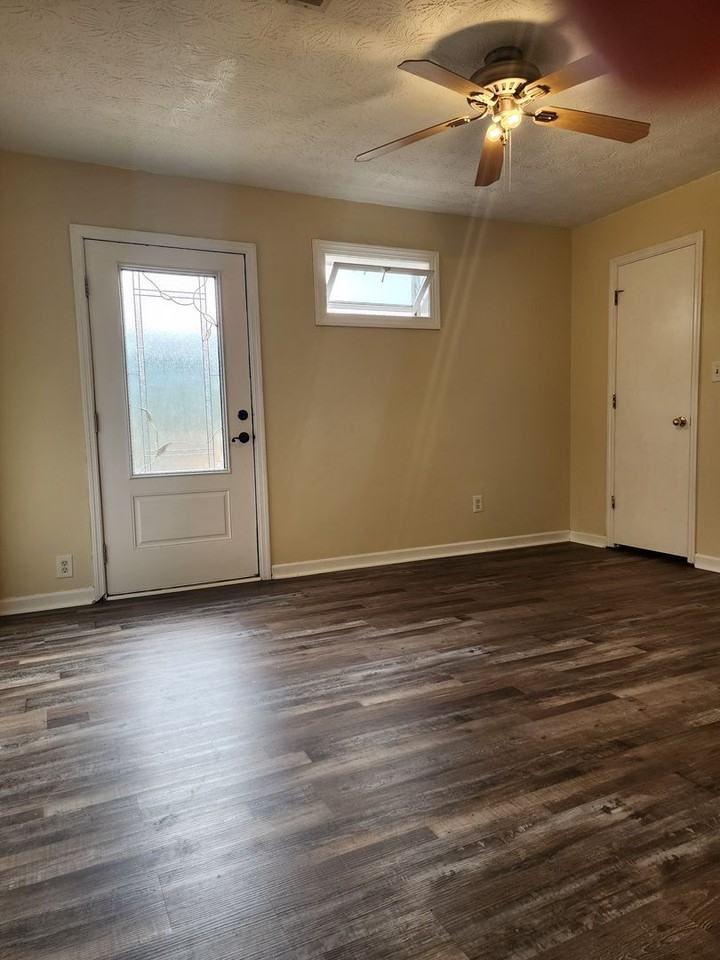 812 Valerie Ln - Photo 5 of 26