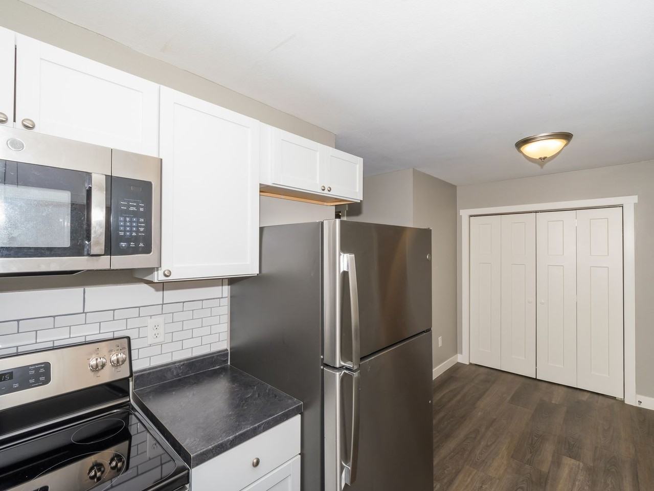 Stanford Manor - Photo 2 of 8