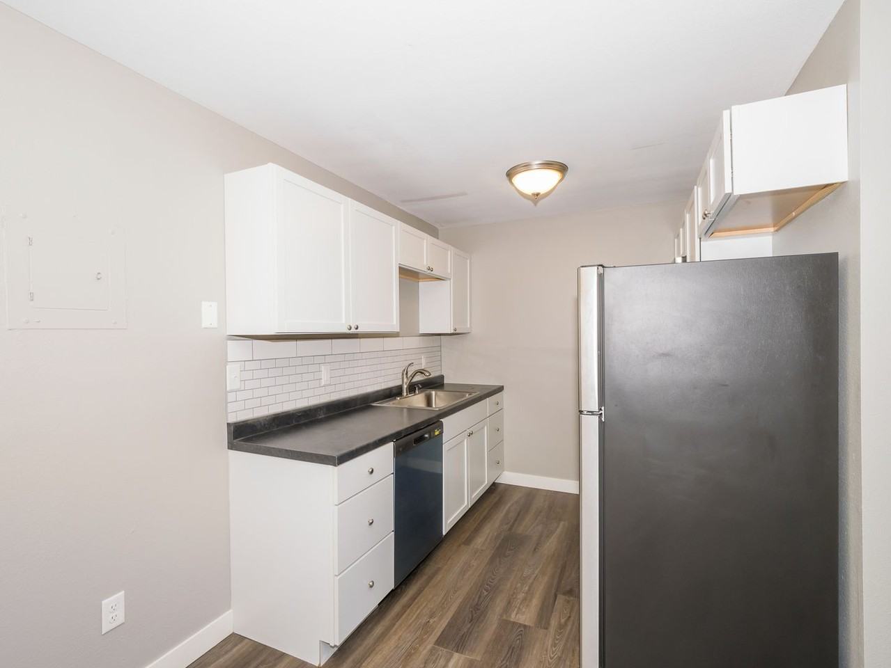 Stanford Manor - Photo 3 of 8