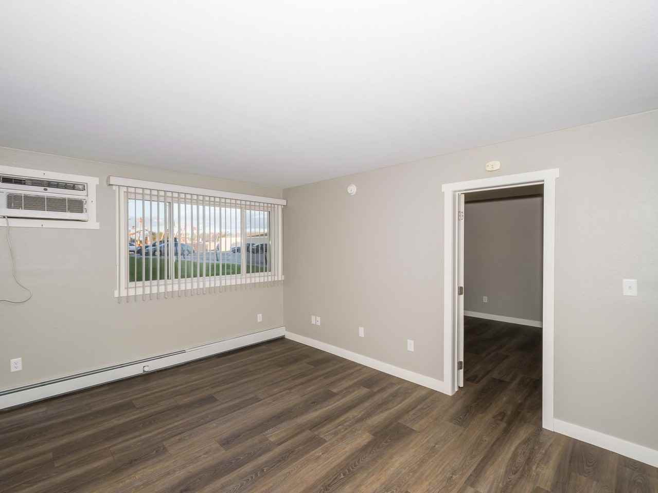 Stanford Manor - Photo 4 of 8