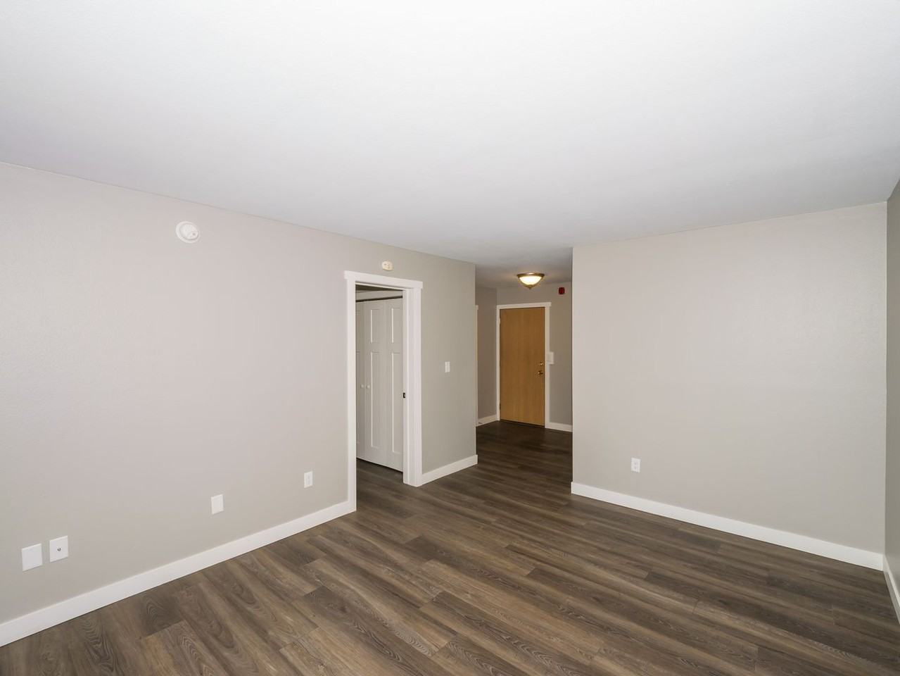 Stanford Manor - Photo 5 of 8