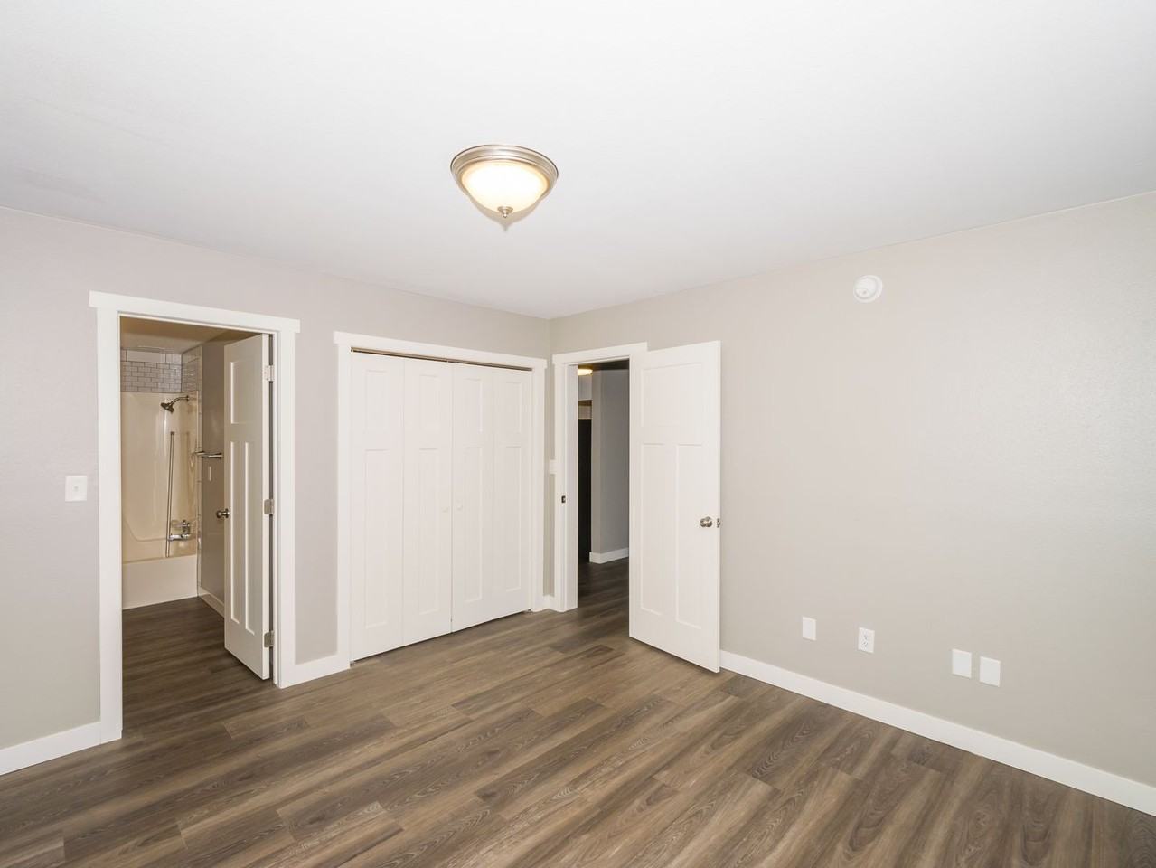 Stanford Manor - Photo 7 of 8