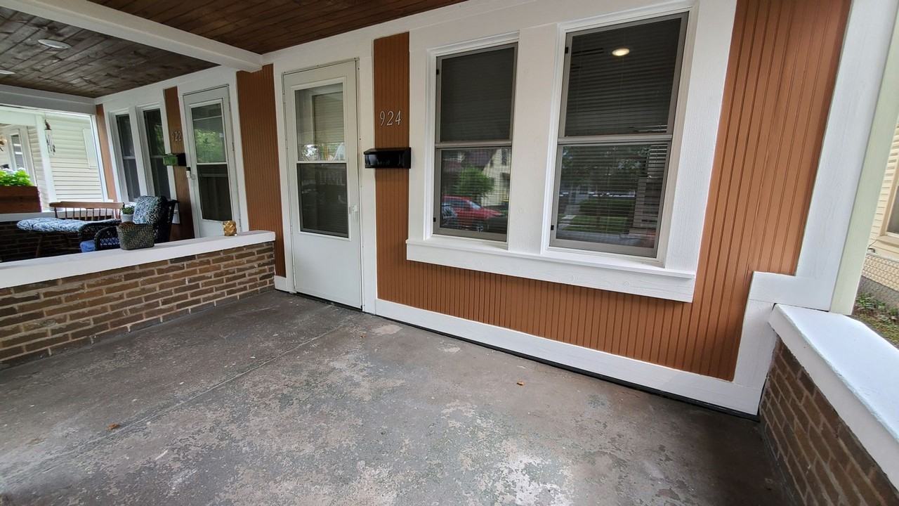 924 Hervey St - Photo 3 of 37