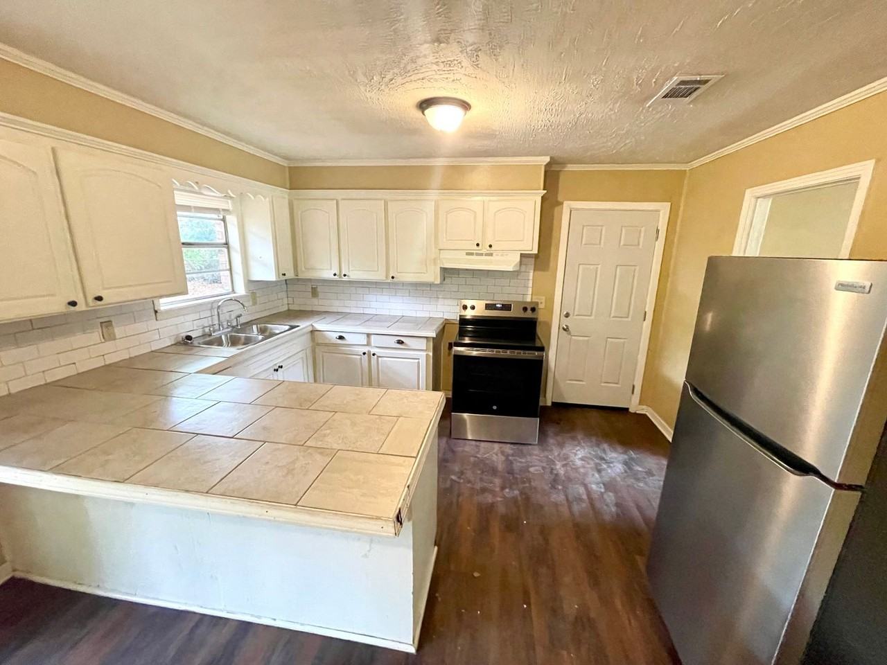 103 Lovett Dr - Photo 3 of 9