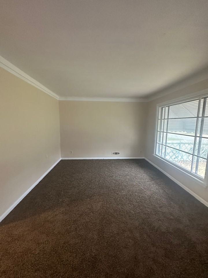 14910 Harvard Ave - Photo 5 of 9