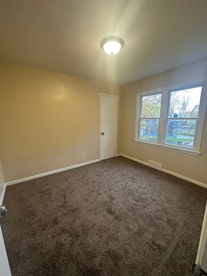 14910 Harvard Ave - Photo 6 of 9