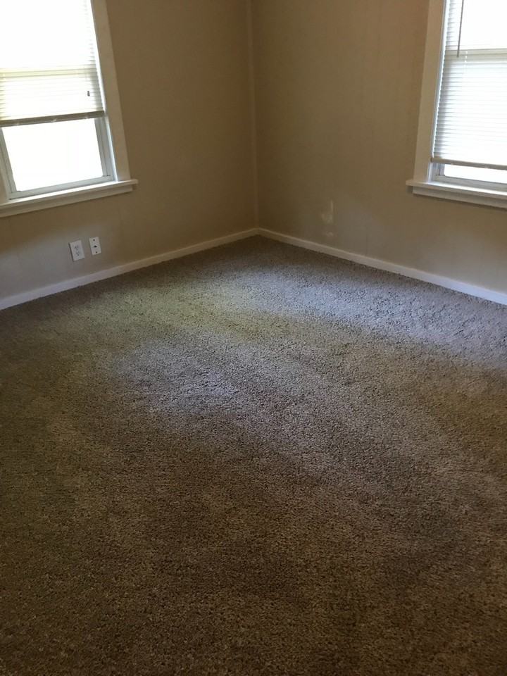 910 S Washington St - Photo 3 of 5