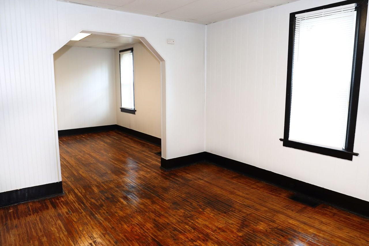 386 6th St - Photo 3 of 18