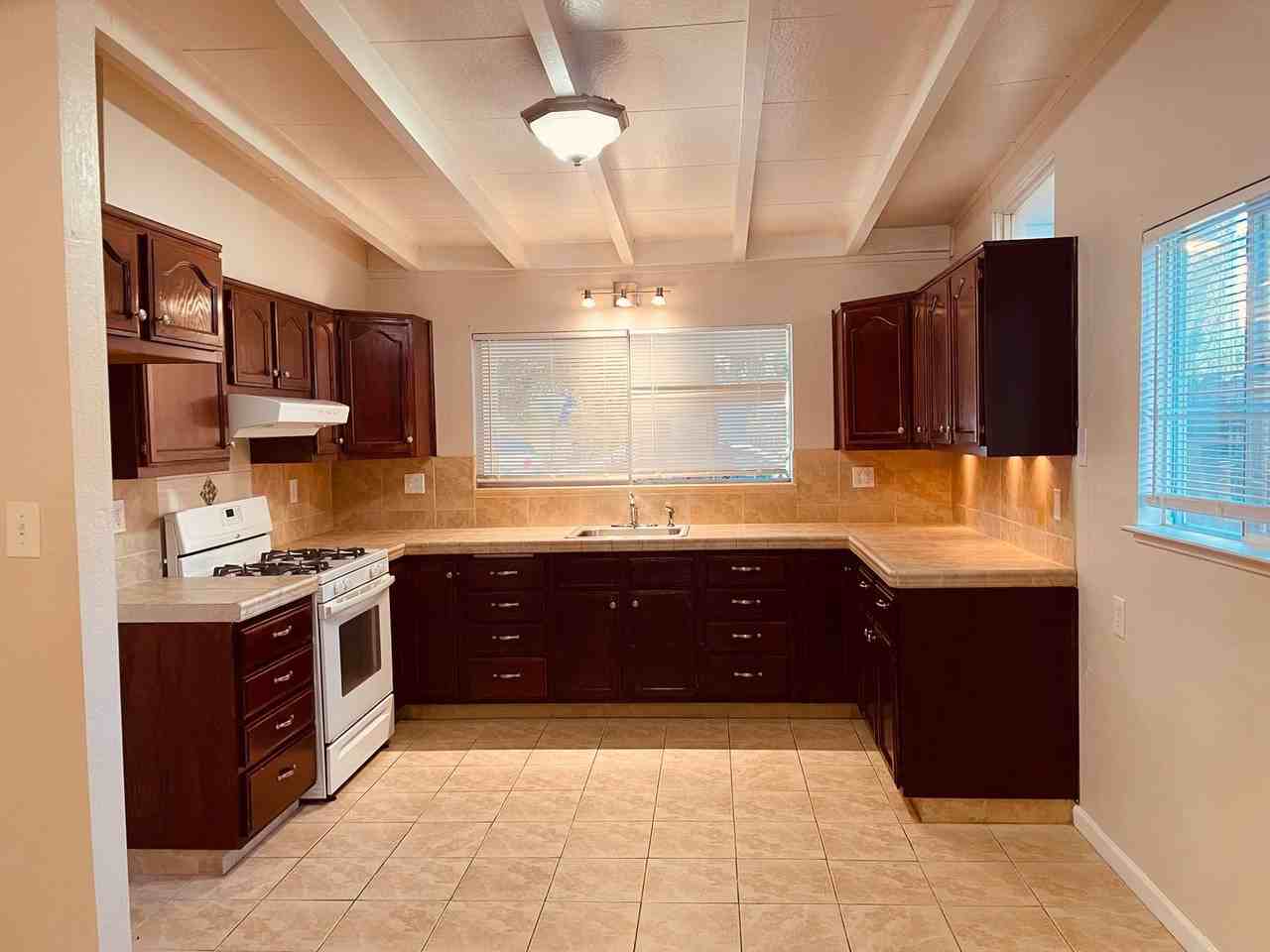 936 Anna St - Photo 2 of 7