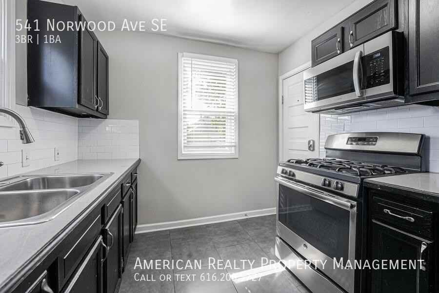 541 Norwood Ave Se - Photo 4 of 16