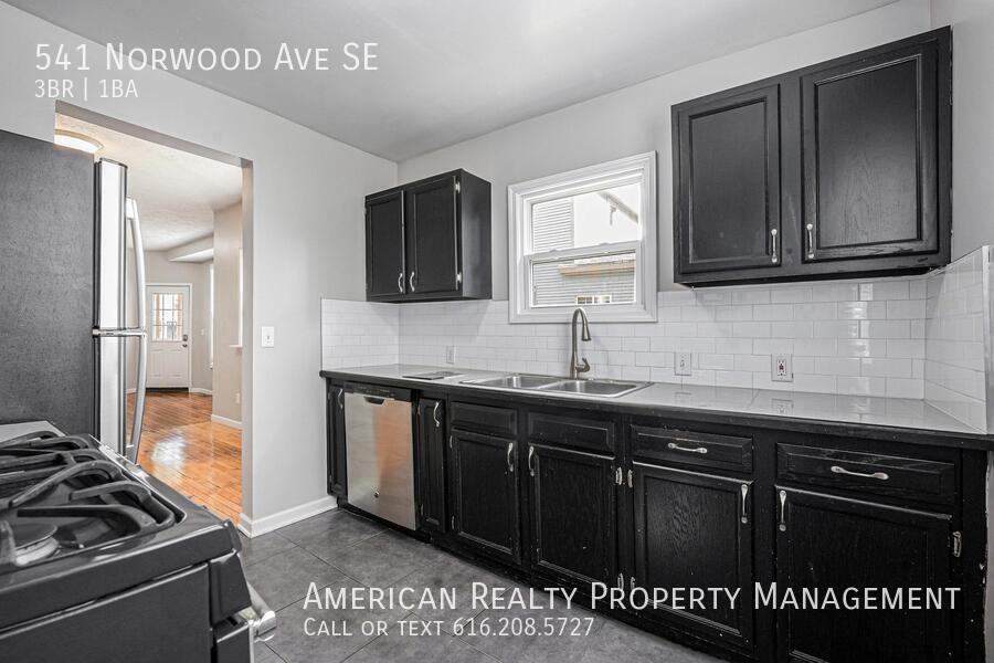 541 Norwood Ave Se - Photo 5 of 16
