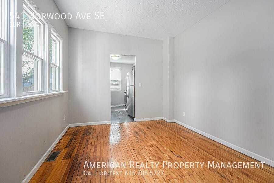 541 Norwood Ave Se - Photo 6 of 16