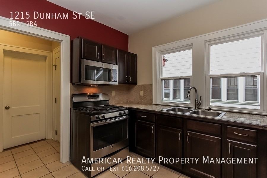 1215 Dunham St Se - Photo 2 of 18