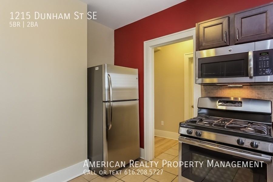 1215 Dunham St Se - Photo 4 of 18