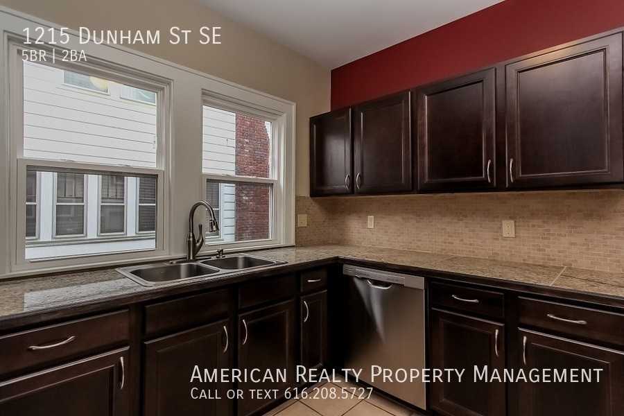 1215 Dunham St Se - Photo 5 of 18