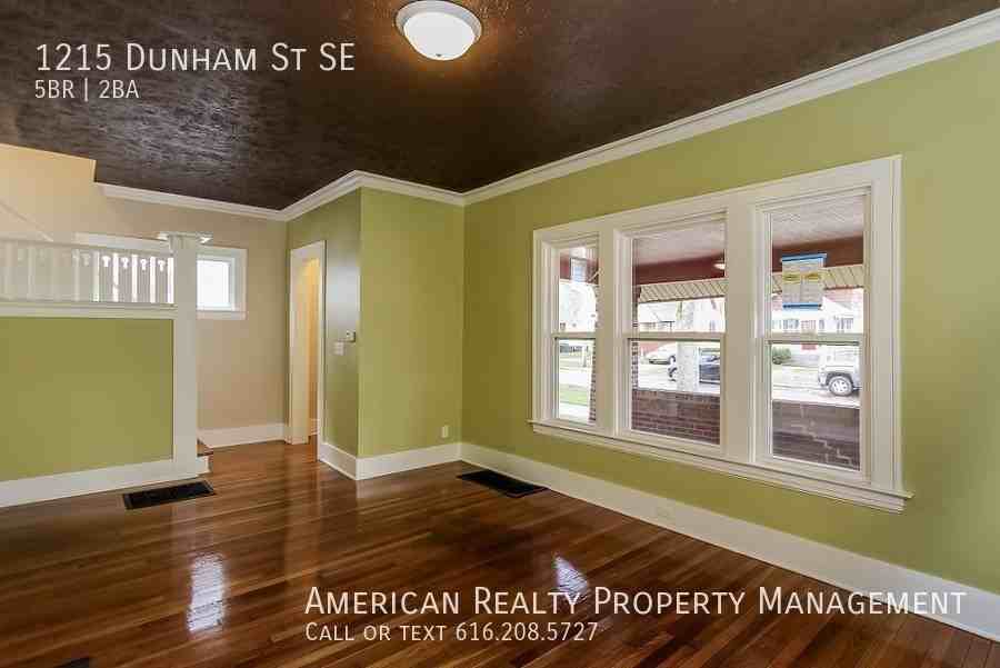 1215 Dunham St Se - Photo 6 of 18