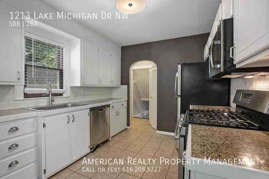 1213 Lake Michigan Dr Nw - Photo 4 of 19