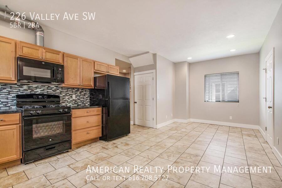 226 Valley Ave Sw - Photo 4 of 20