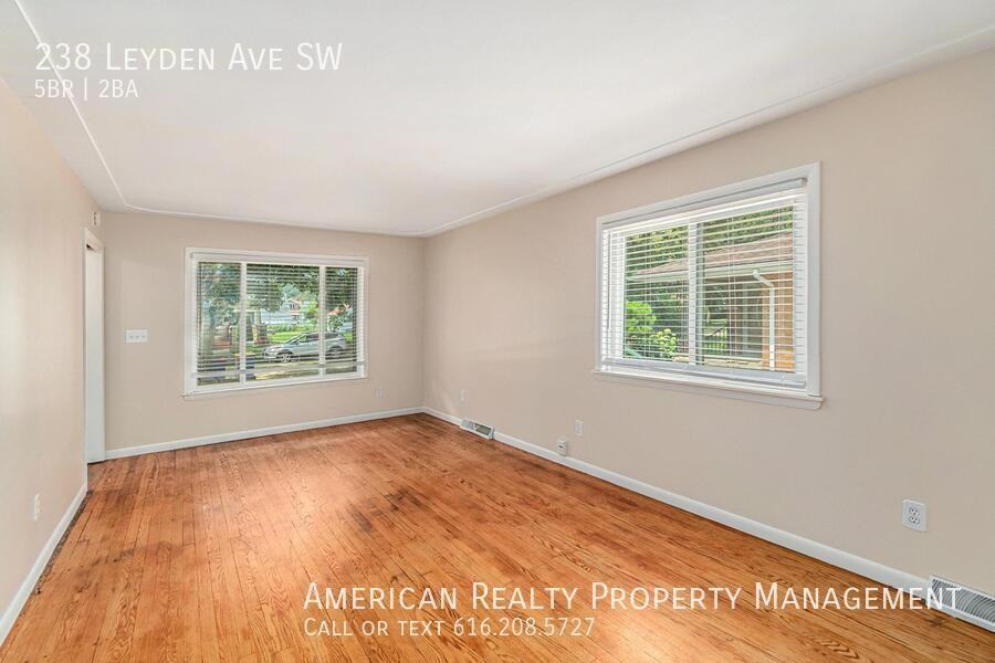 238 Leyden Ave Sw - Photo 2 of 20